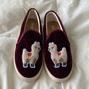 Soludos slip on with llama.